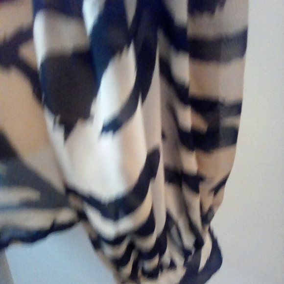 H & M Black and Tan Zebra Print Blouse. Size 10. - Picture 8 of 8